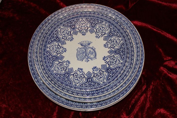 Service de table en faïence de Gien décor de Rouen avec blasons alliance Esterhazy-de Faultrier