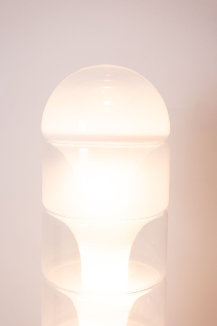 Carlo Nason. Lampada da terra “Column” in vetro opalescente. Anni '70/'80.  Codice articolo: LS64362509P