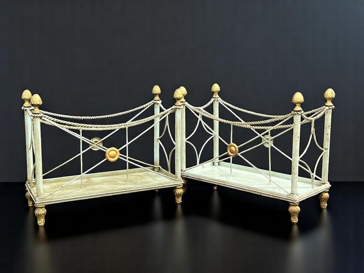 PAIRE DE PORTE REVUES " ESTAMPILLÉS PALLADIO " EN METAL LAQUÉ VERT ET DORÉ