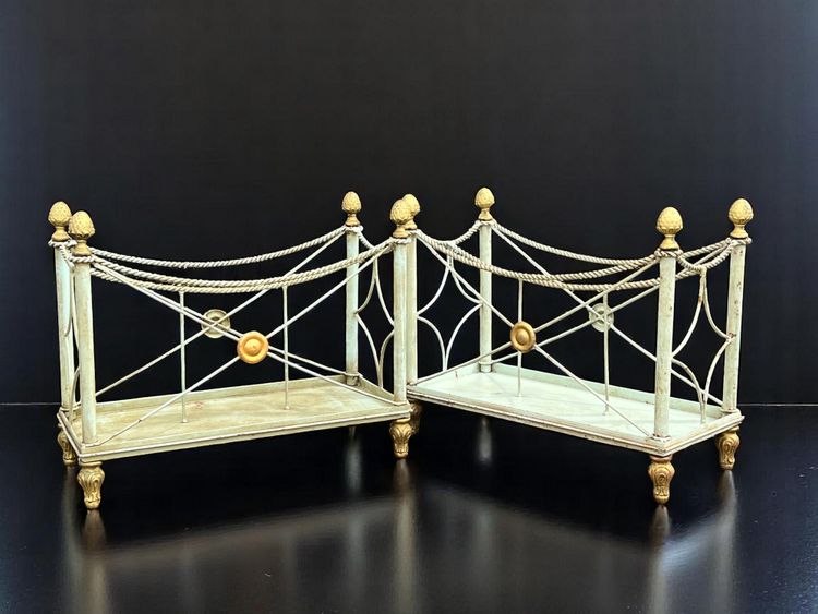 PAIRE DE PORTE REVUES " ESTAMPILLÉS PALLADIO " EN METAL LAQUÉ VERT ET DORÉ