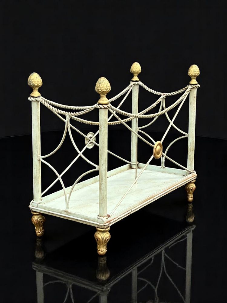 PAIRE DE PORTE REVUES " ESTAMPILLÉS PALLADIO " EN METAL LAQUÉ VERT ET DORÉ