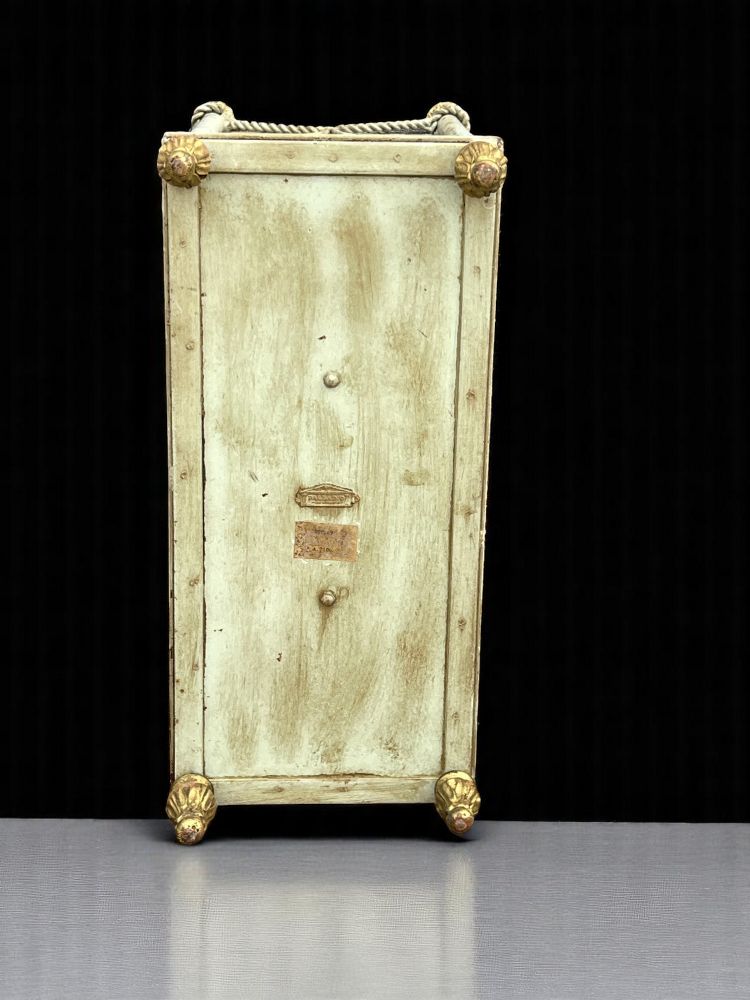 PAIRE DE PORTE REVUES " ESTAMPILLÉS PALLADIO " EN METAL LAQUÉ VERT ET DORÉ