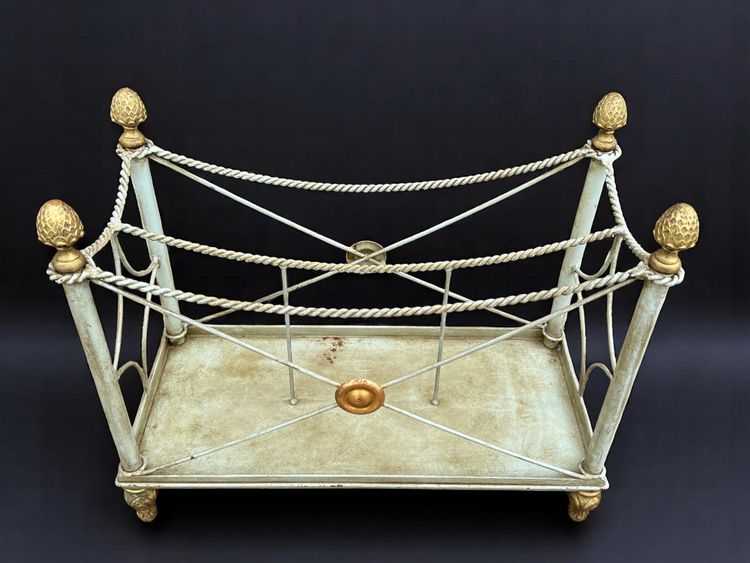 PAIRE DE PORTE REVUES " ESTAMPILLÉS PALLADIO " EN METAL LAQUÉ VERT ET DORÉ