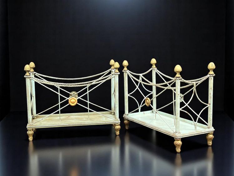 PAIRE DE PORTE REVUES " ESTAMPILLÉS PALLADIO " EN METAL LAQUÉ VERT ET DORÉ