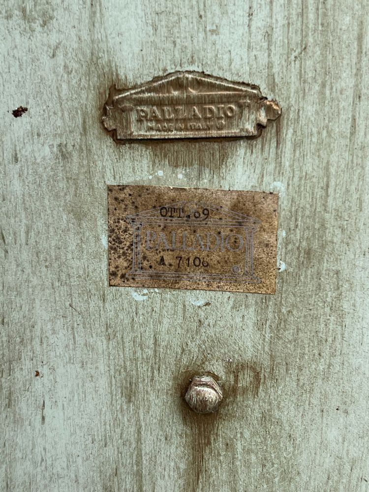 PAIRE DE PORTE REVUES " ESTAMPILLÉS PALLADIO " EN METAL LAQUÉ VERT ET DORÉ