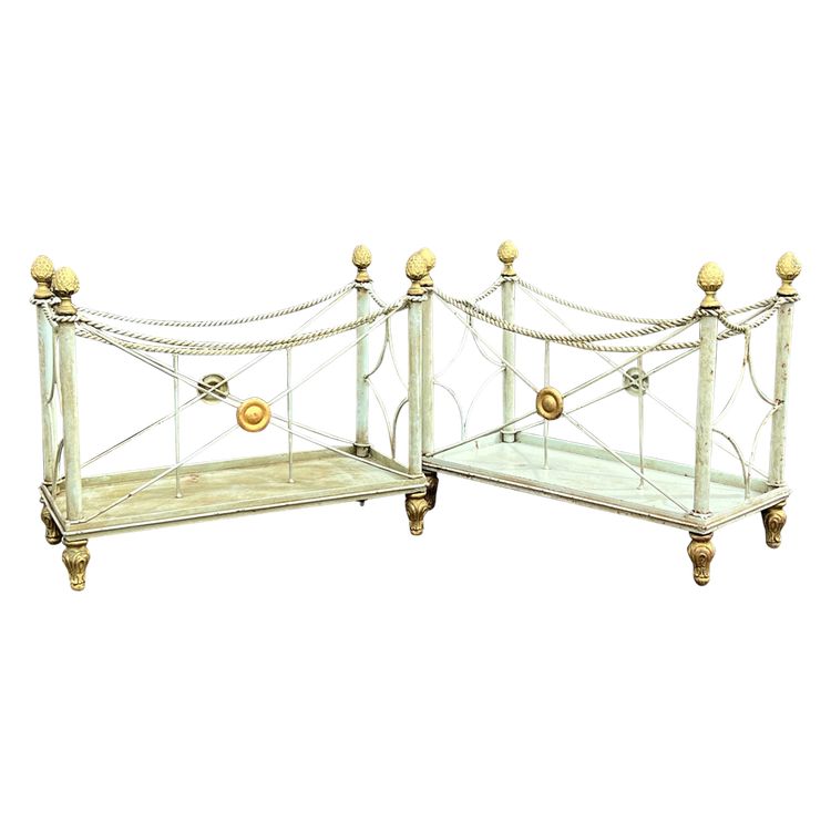 PAIRE DE PORTE REVUES " ESTAMPILLÉS PALLADIO " EN METAL LAQUÉ VERT ET DORÉ