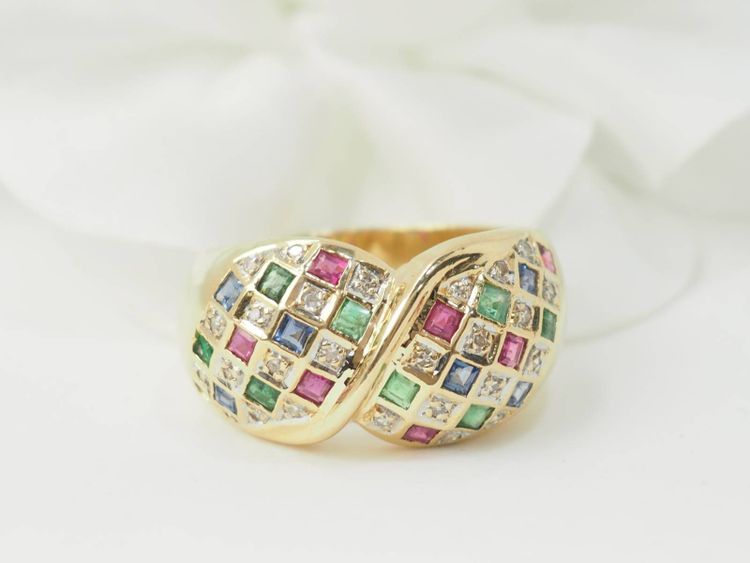 Bague pavée en or jaune, diamants et pierres précieuses