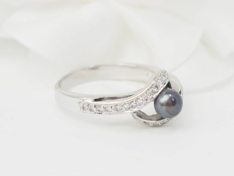 Anello in oro bianco, perla di Tahiti e diamanti