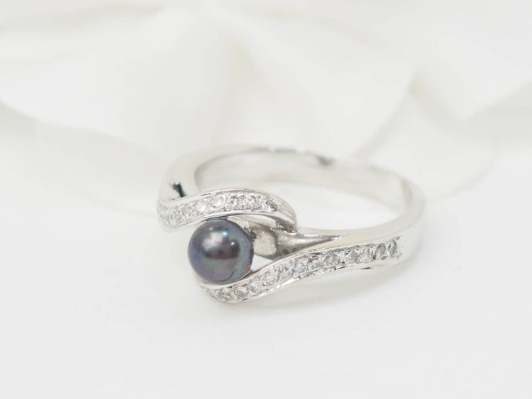 Anello in oro bianco, perla di Tahiti e diamanti