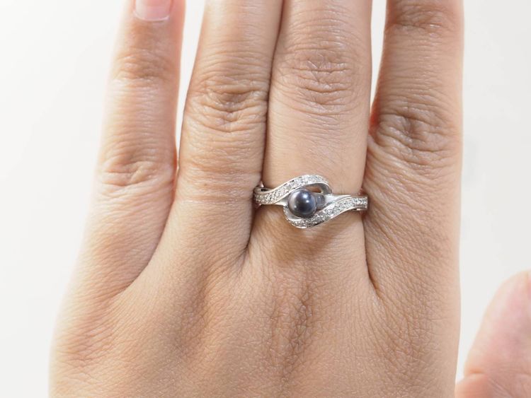 Anello in oro bianco, perla di Tahiti e diamanti