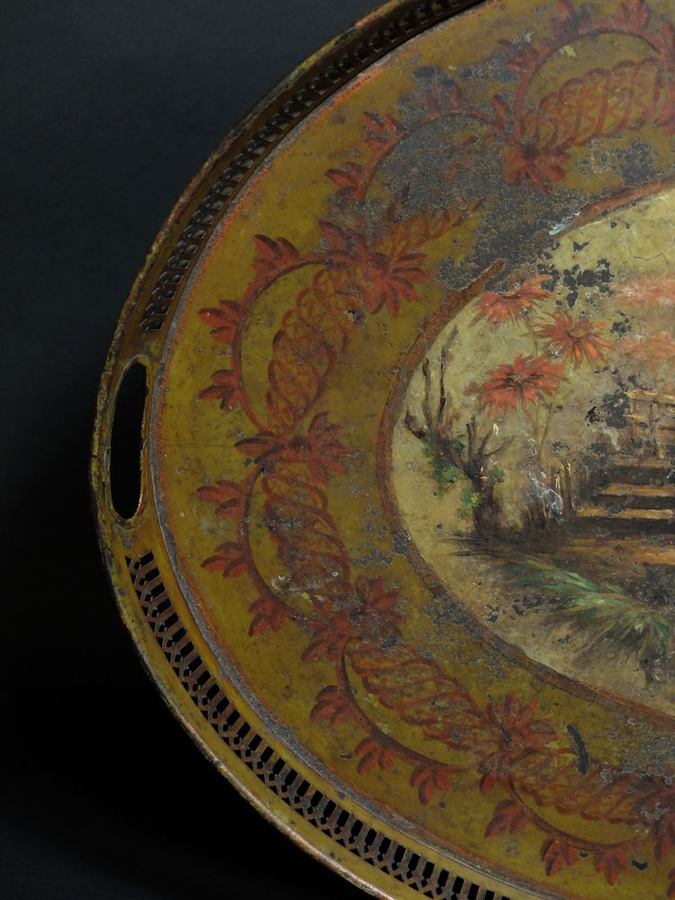 Platte aus bemaltem Blech mit chinesischem Dekor