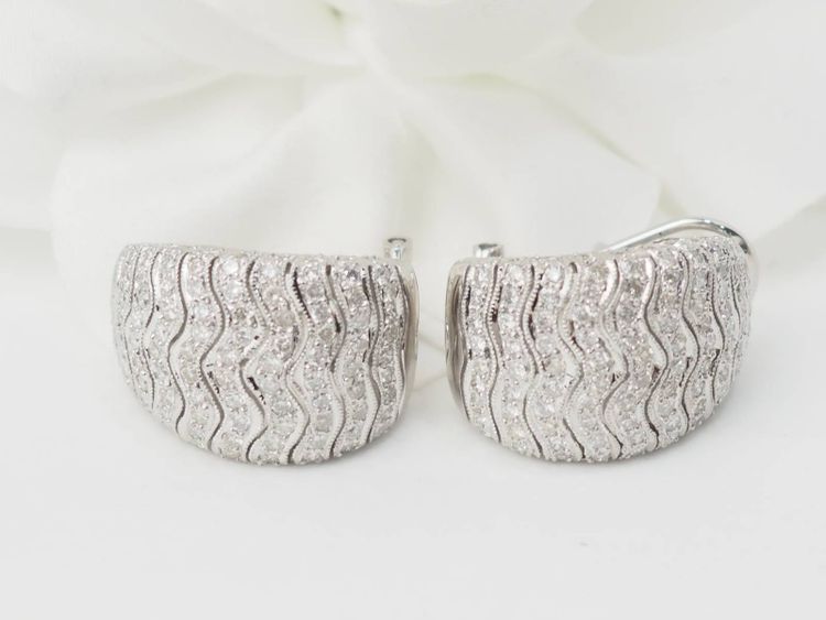Orecchini in oro bianco e pavé di diamanti