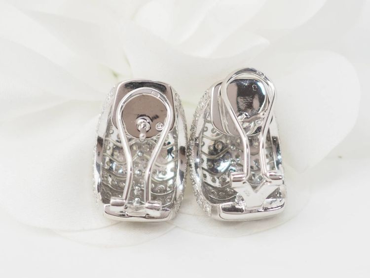 Orecchini in oro bianco e pavé di diamanti