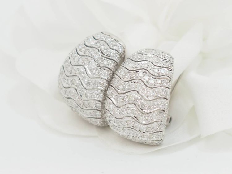 Orecchini in oro bianco e pavé di diamanti