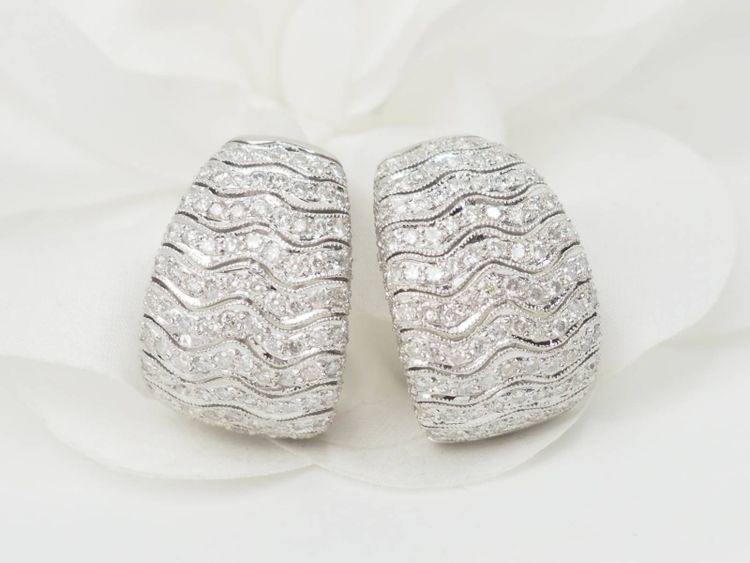 Orecchini in oro bianco e pavé di diamanti