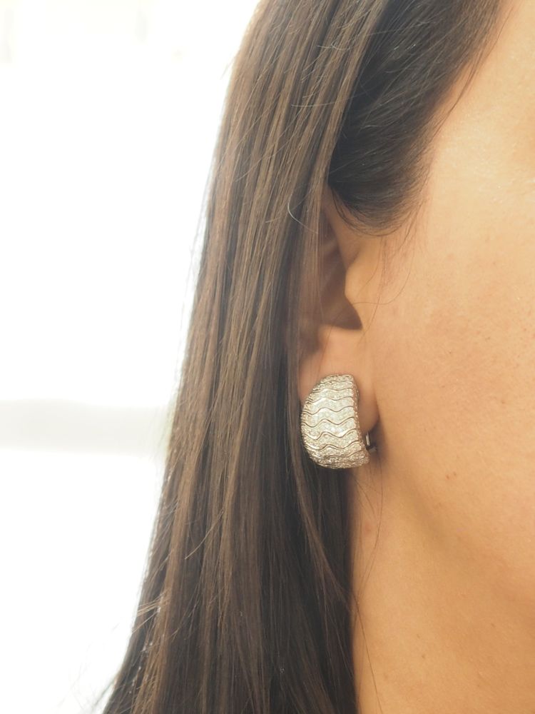 Orecchini in oro bianco e pavé di diamanti