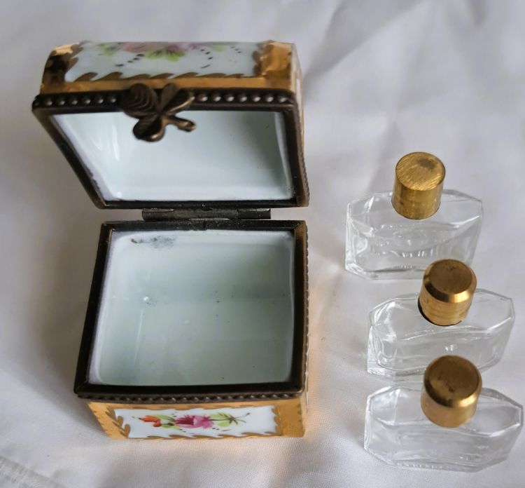 Jolie Boîte à pilules de collection en porcelaine peinte à la main ancienne avec 3 flacons début 20e