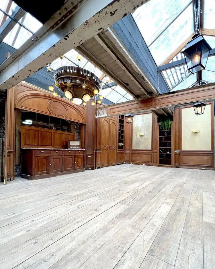 Empire style Parisian woodwork, 20 meters