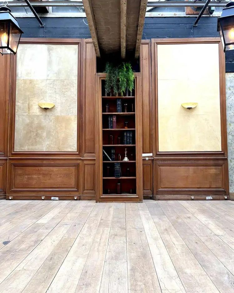 Empire style Parisian woodwork, 20 meters