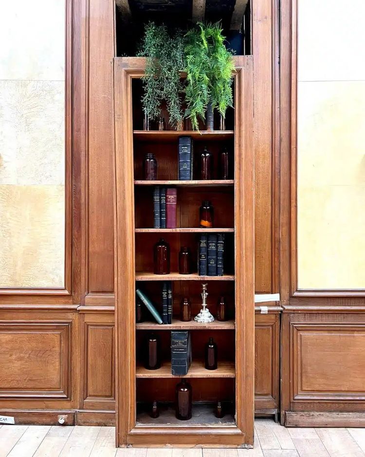Empire style Parisian woodwork, 20 meters