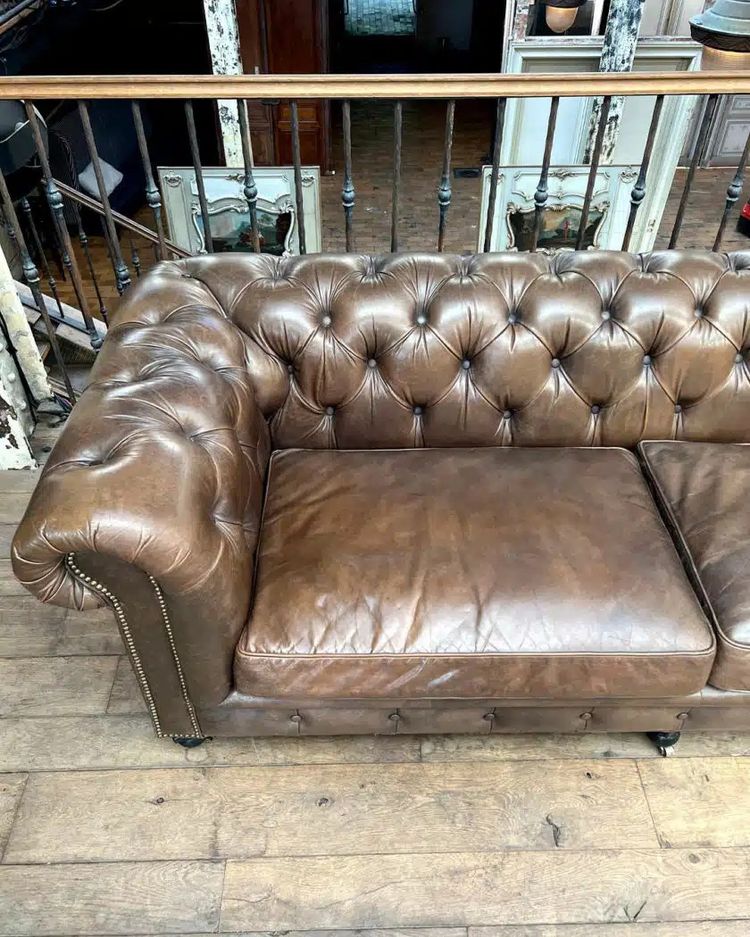 Divano chesterfield in pelle color taupe