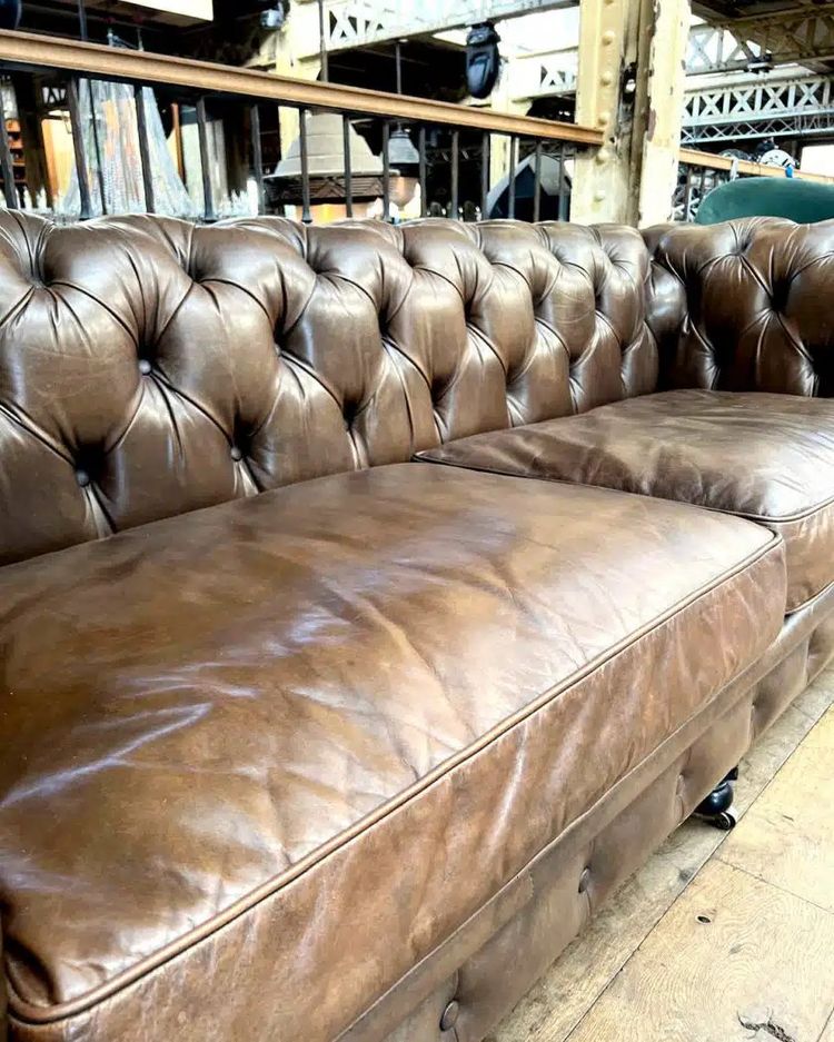 Divano chesterfield in pelle color taupe