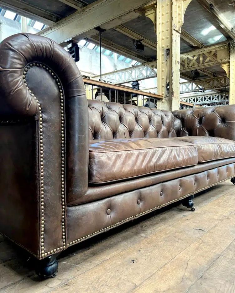 Divano chesterfield in pelle color taupe