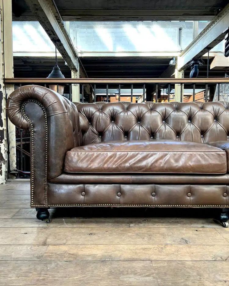 Divano chesterfield in pelle color taupe