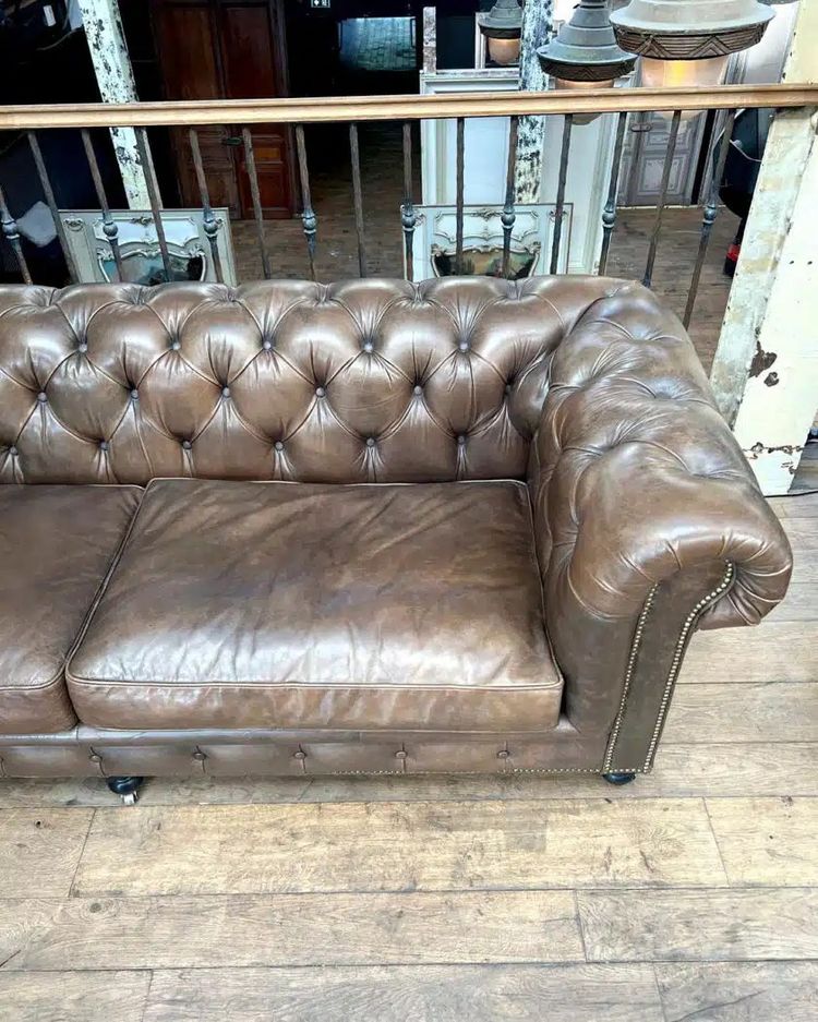 Divano chesterfield in pelle color taupe