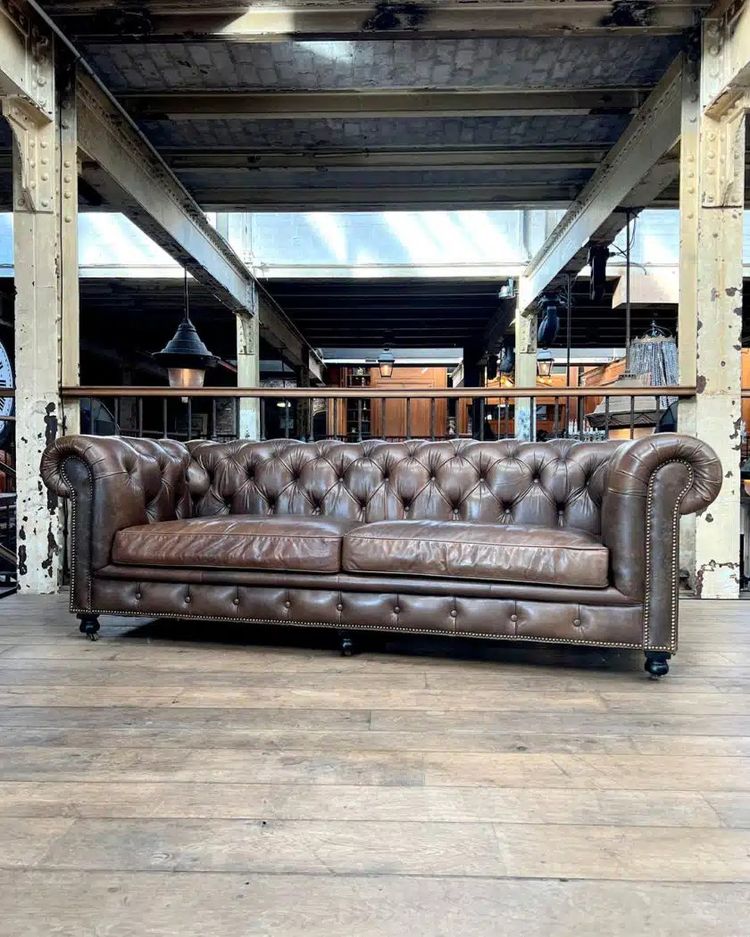 Divano chesterfield in pelle color taupe