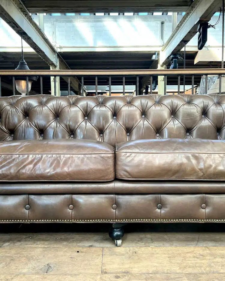 Divano chesterfield in pelle color taupe