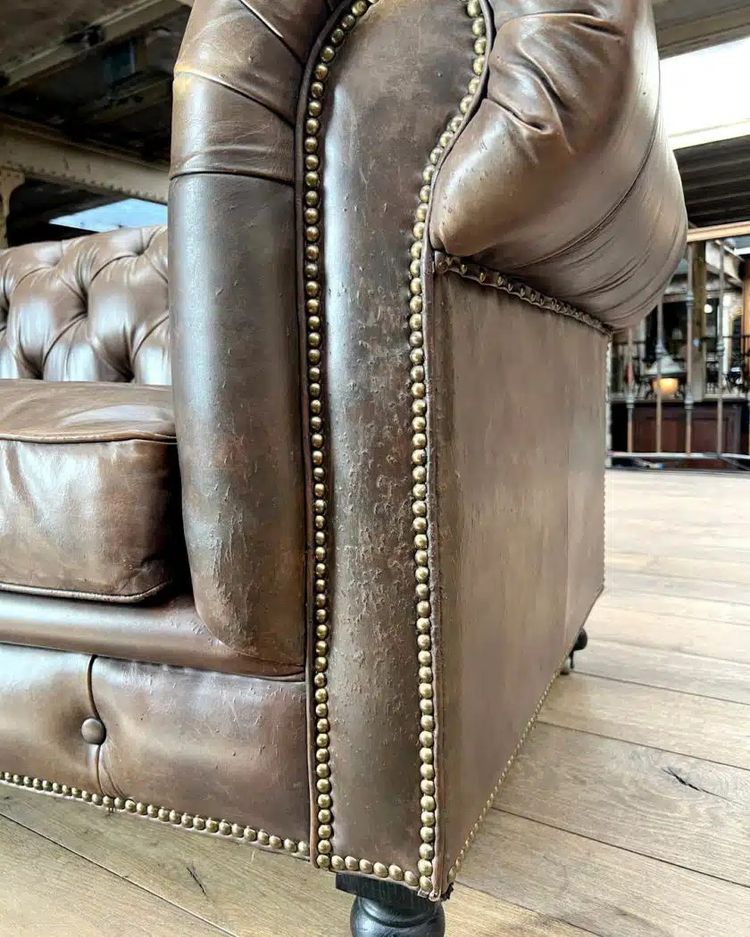 Divano chesterfield in pelle color taupe