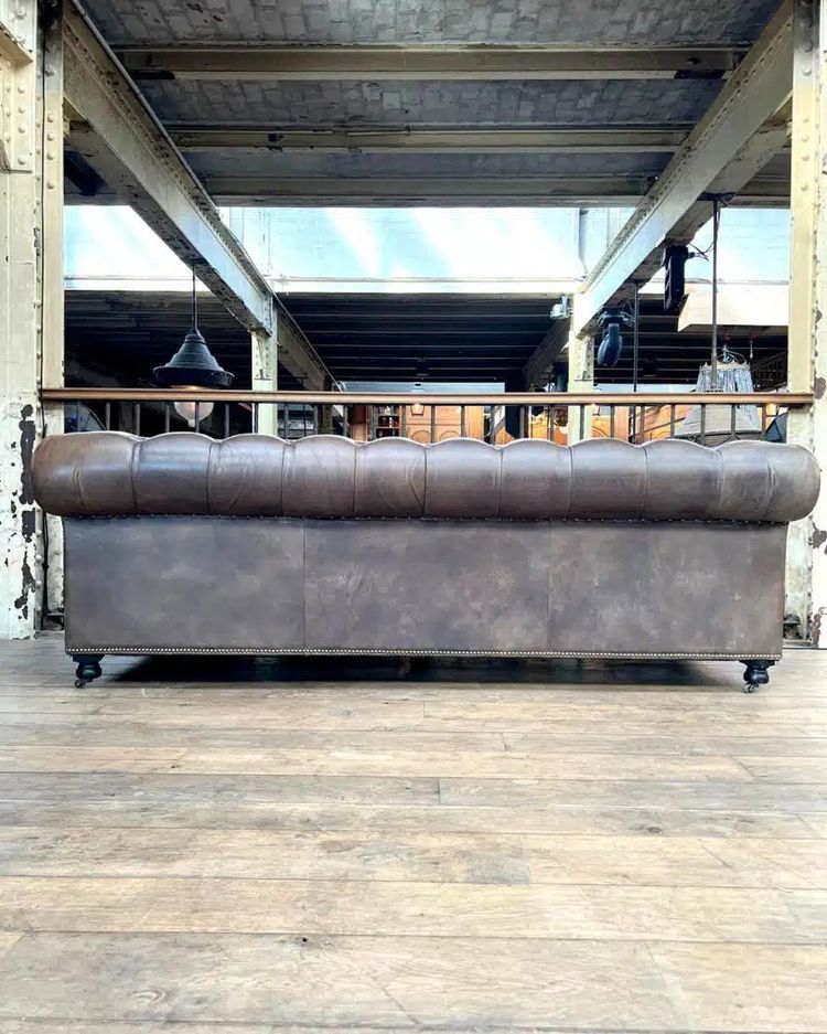 Divano chesterfield in pelle color taupe