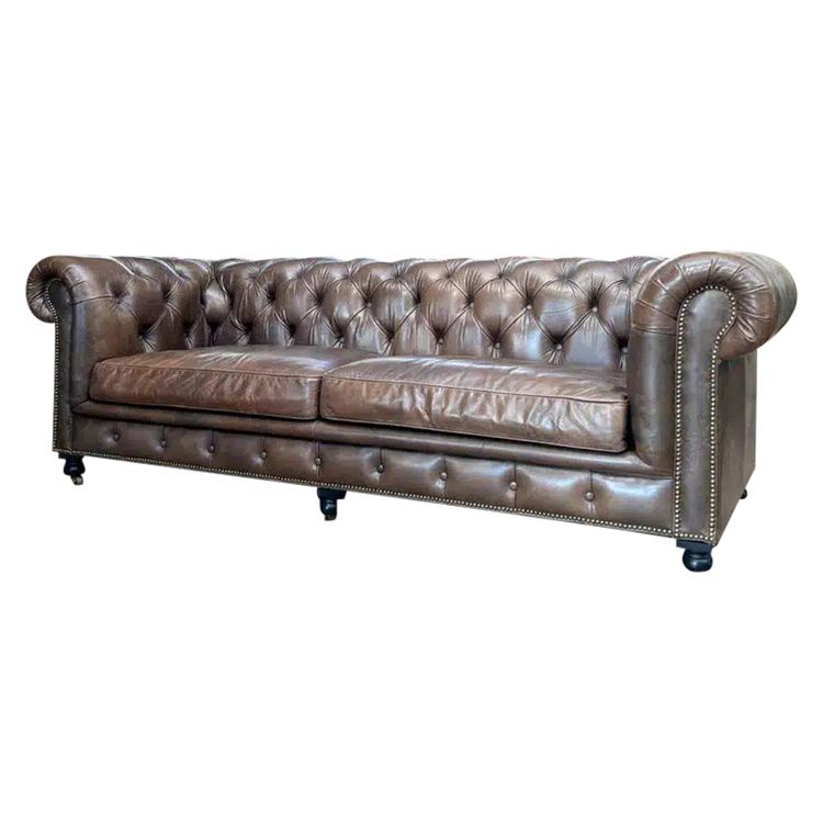 Divano chesterfield in pelle color taupe