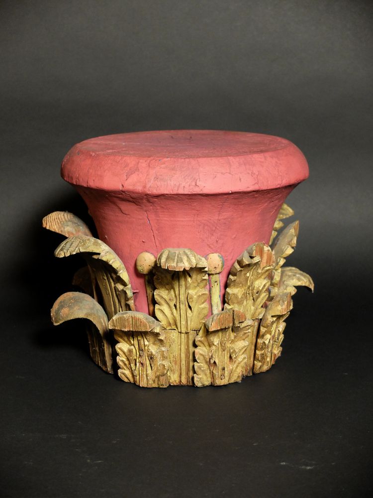 Chapiteau en bois sculpté