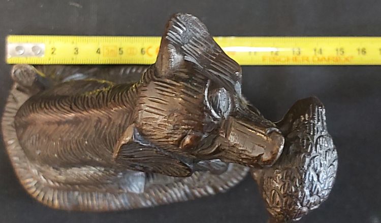 Statua in bronzo di un cane che riporta la selvaggina al suo padrone