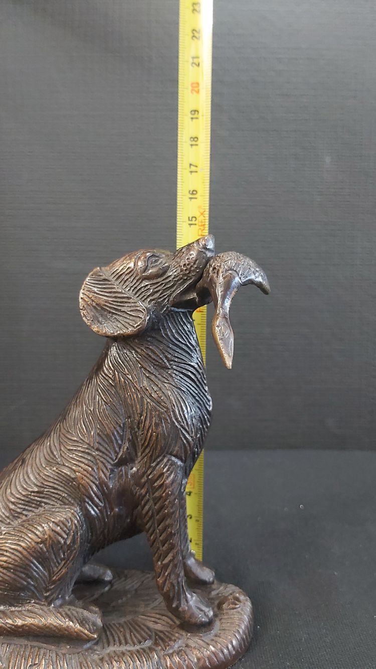 Statua in bronzo di un cane che riporta la selvaggina al suo padrone