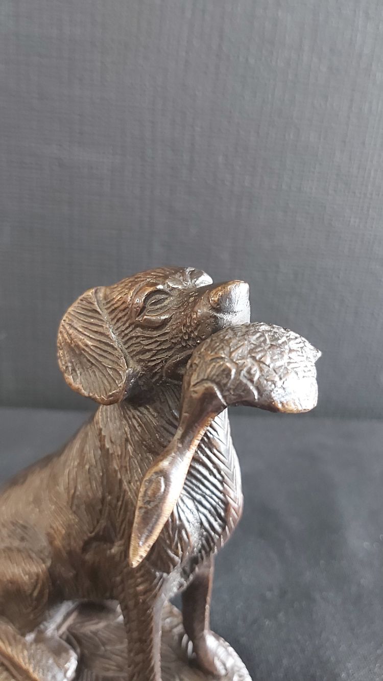 Statua in bronzo di un cane che riporta la selvaggina al suo padrone