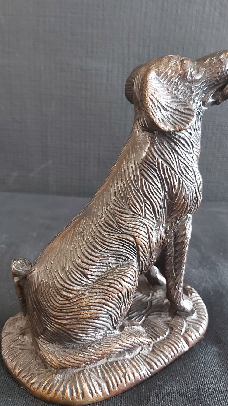 Statua in bronzo di un cane che riporta la selvaggina al suo padrone