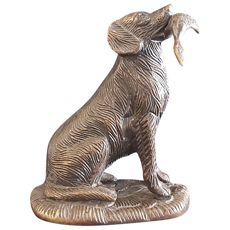 Statua in bronzo di un cane che riporta la selvaggina al suo padrone