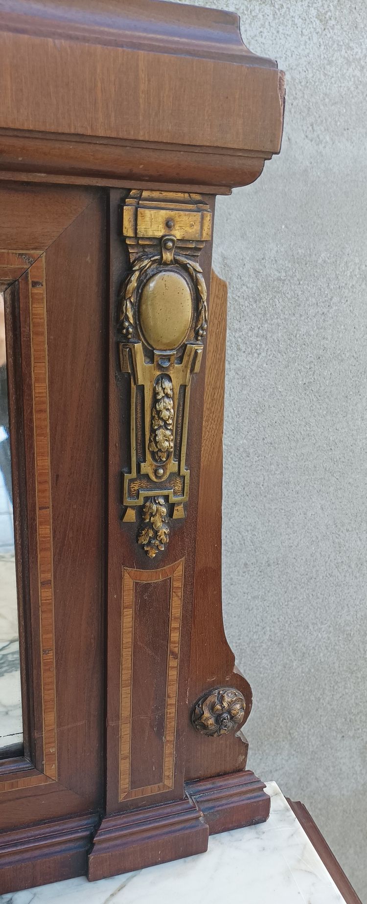 Credenza Luigi XVI impiallacciata in mogano con intarsi in legno pregiato