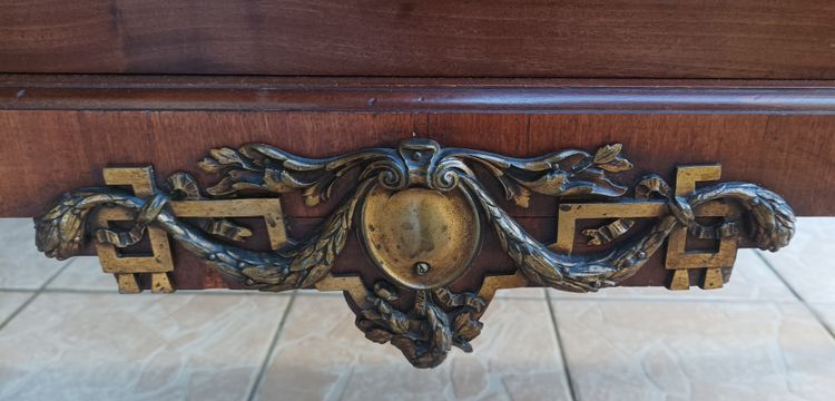 Credenza Luigi XVI impiallacciata in mogano con intarsi in legno pregiato