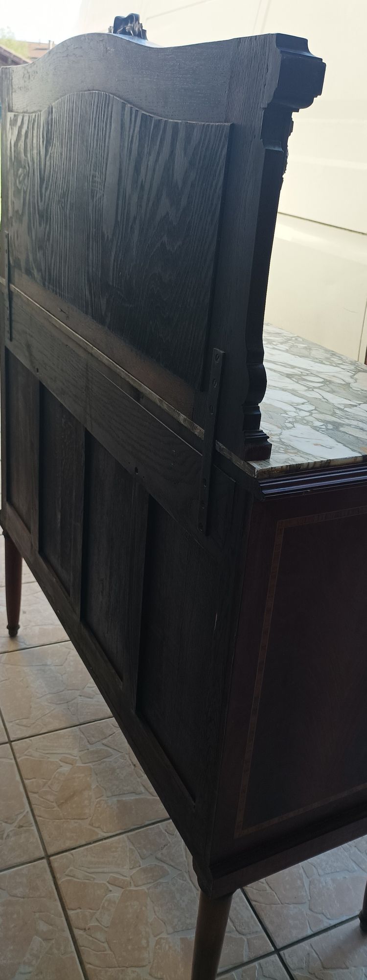 Credenza Luigi XVI impiallacciata in mogano con intarsi in legno pregiato