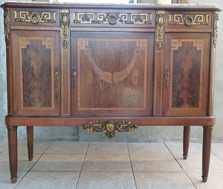 Credenza Luigi XVI impiallacciata in mogano con intarsi in legno pregiato