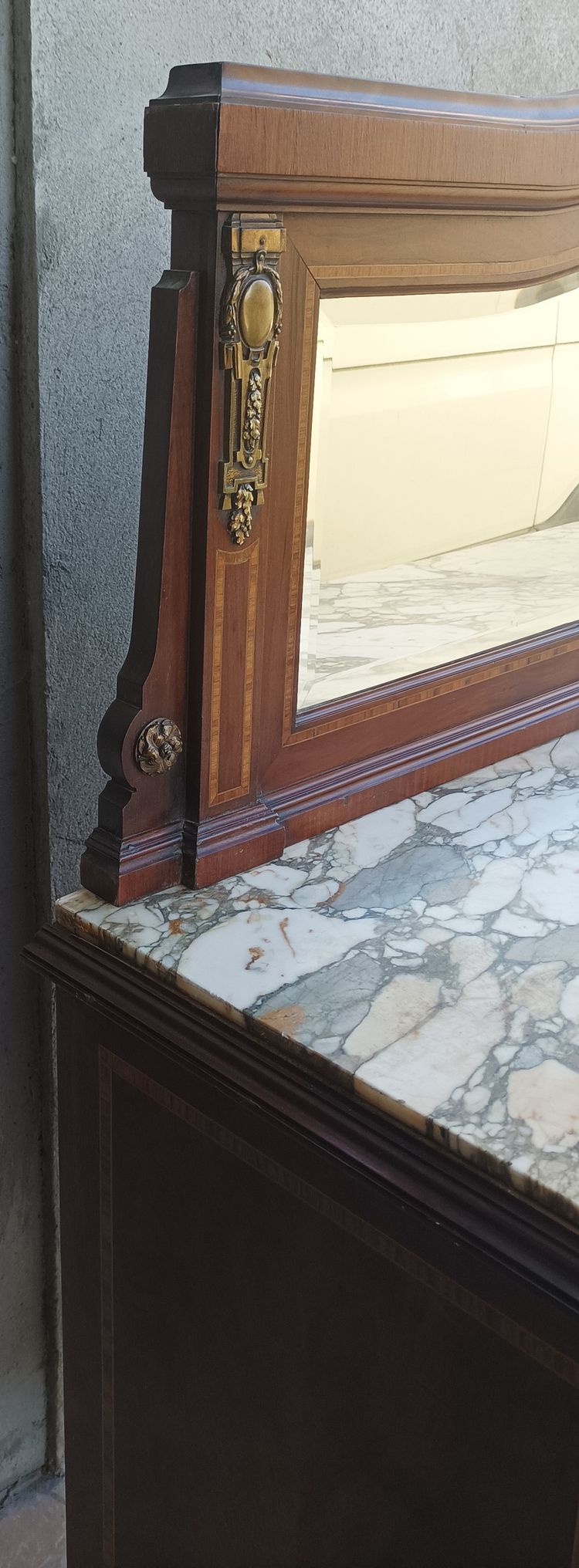 Credenza Luigi XVI impiallacciata in mogano con intarsi in legno pregiato