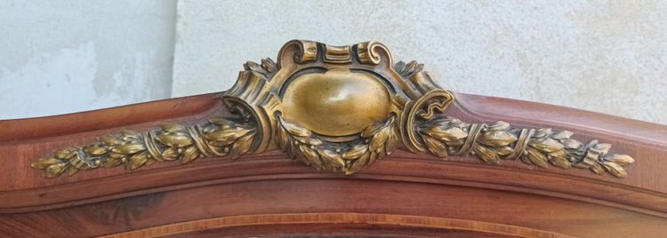 Credenza Luigi XVI impiallacciata in mogano con intarsi in legno pregiato