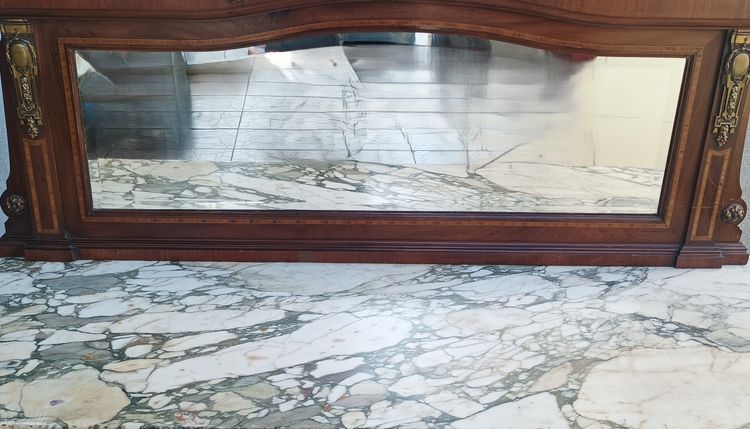 Credenza Luigi XVI impiallacciata in mogano con intarsi in legno pregiato