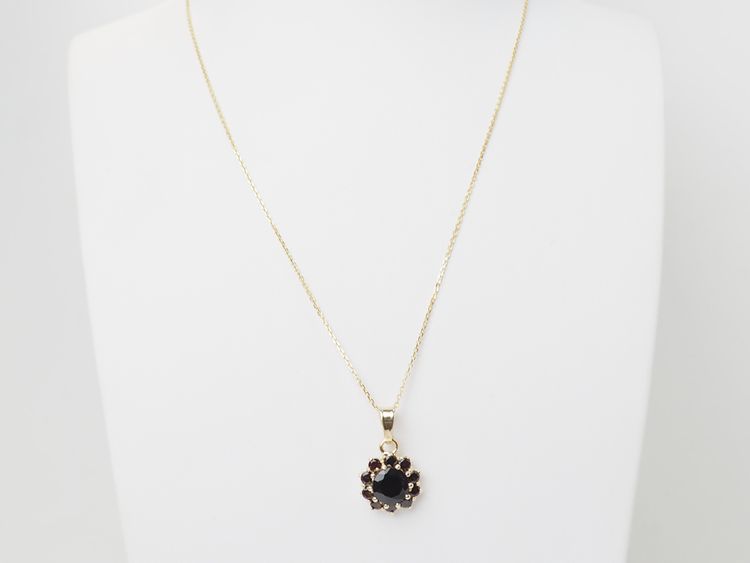 Collier pendentif marguerite en or jaune et grenats