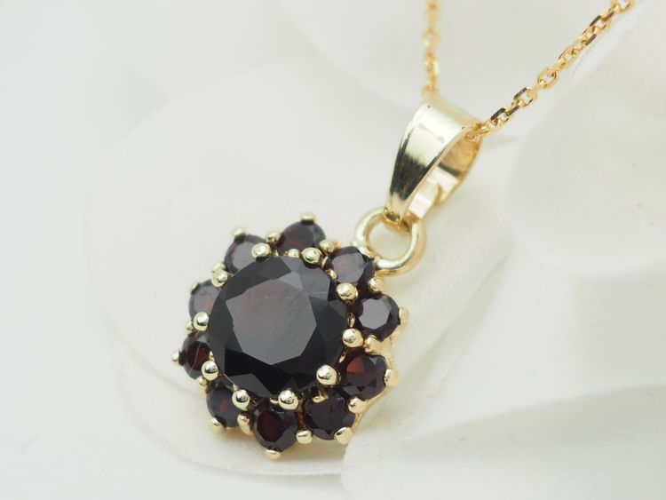 Collier pendentif marguerite en or jaune et grenats