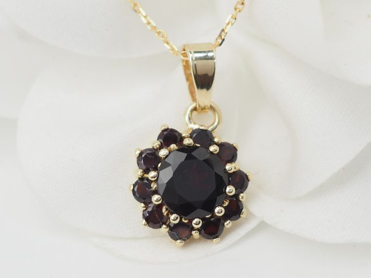Collier pendentif marguerite en or jaune et grenats